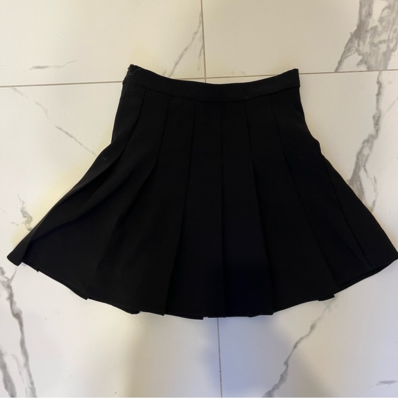 Black pleated skirt - Picture 2 of 3
